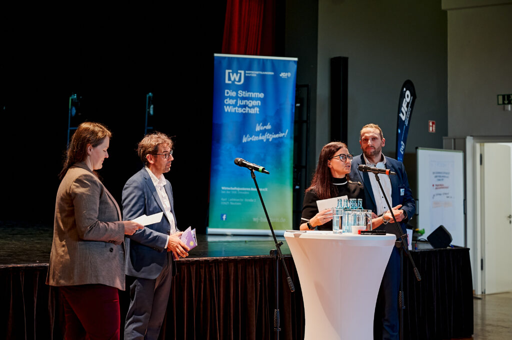 Dieses Bild hat ein leeres Alt-Attribut. Der Dateiname ist 20260917-UFO-0013-1024x681.jpg
Franziska Sill, Tomas Kreibich-Nawka (Intendant SNE), Kristin Penther, Heiko Nowak